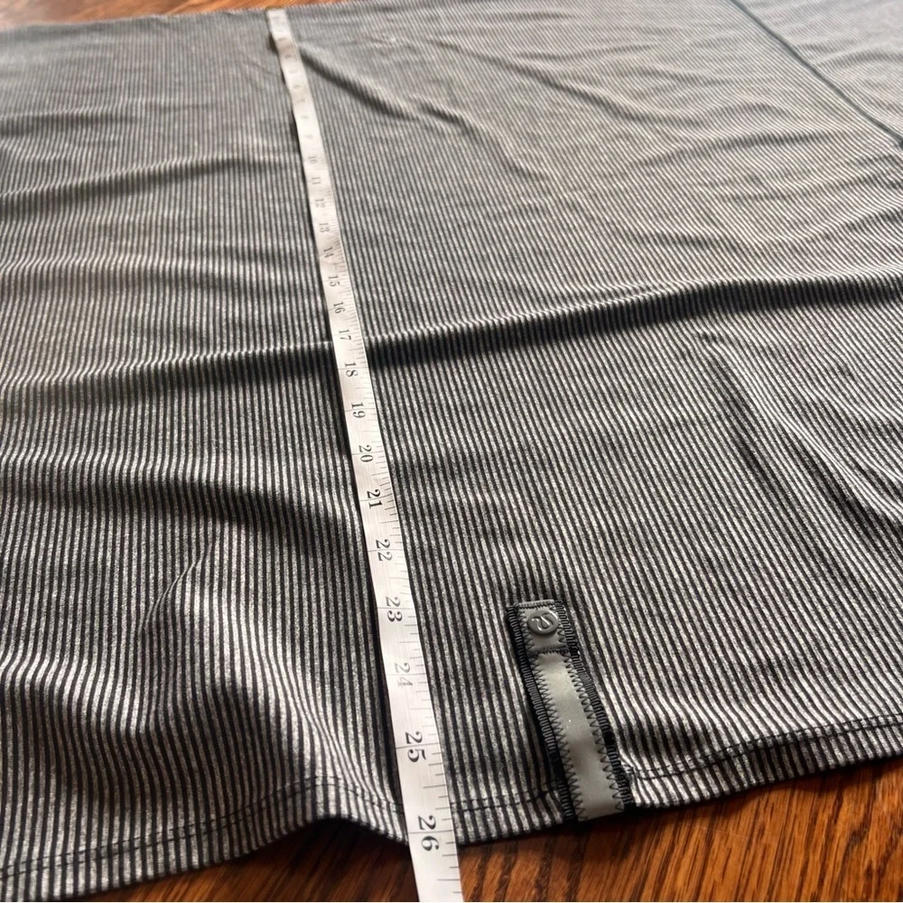 Lululemon Vinyasa Wrap Zip Neck Scarf black/gray/white with gold zipper